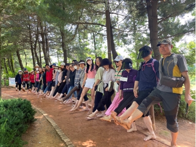 연수구, 황톳길 맨발걷기로 “건강·힐링 모두 챙겨요”